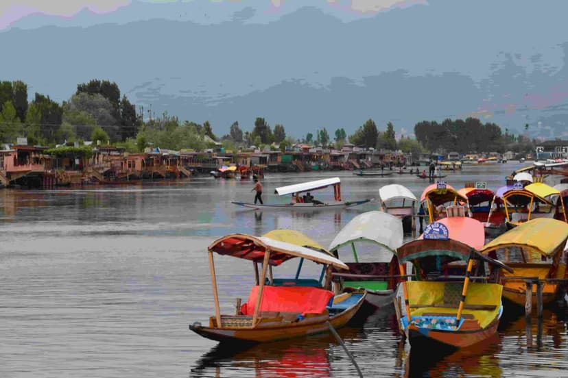 Magical Kashmir Getaway: 4N 5D Scenic Tour with Houseboat Experience - 3
