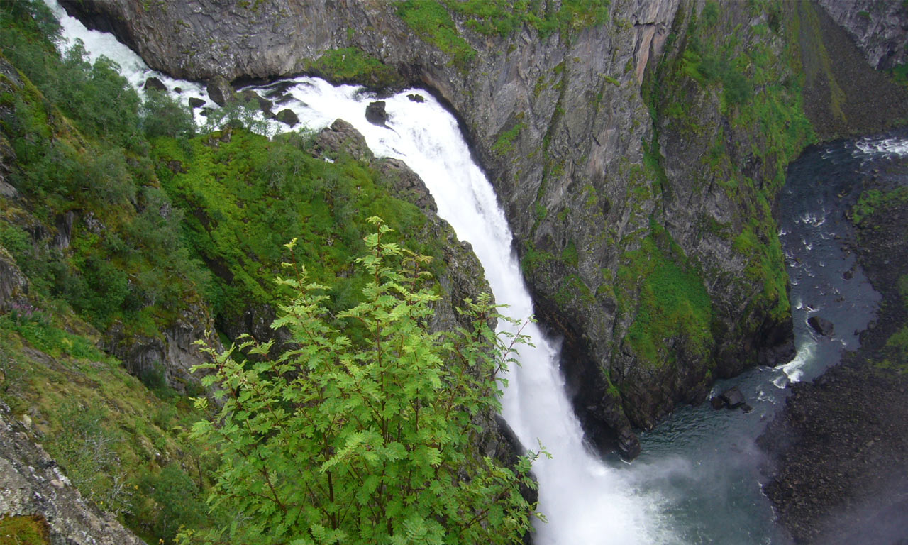 Attukal_Waterfalls.jpg