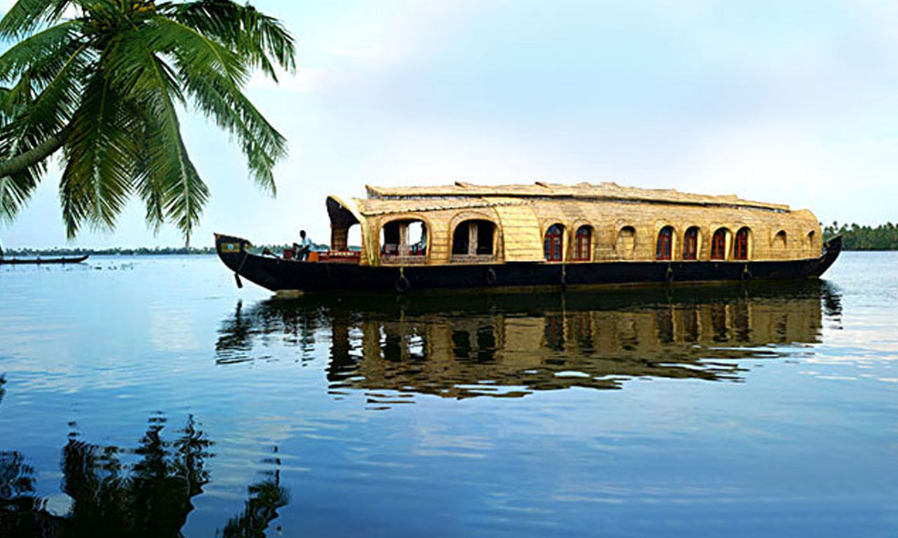 Houseboat_In_Kerala.jpg
