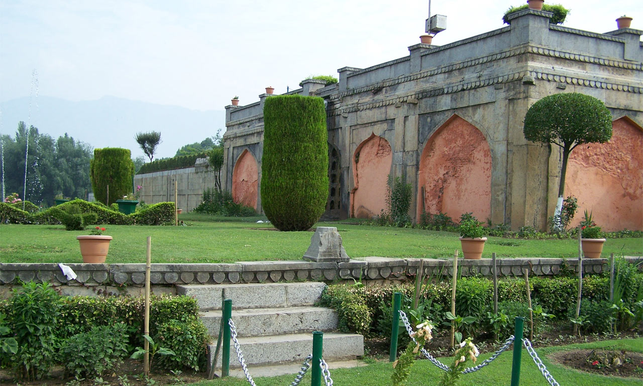 Nishat_Bagh_In_Srinagar.jpg