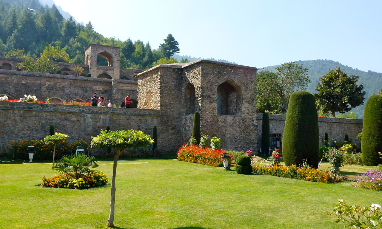 Pari_Mahal_Kashmir.jpg