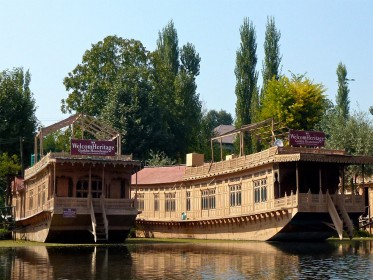 Deluxe_Houseboat_Srinagar1.jpg
